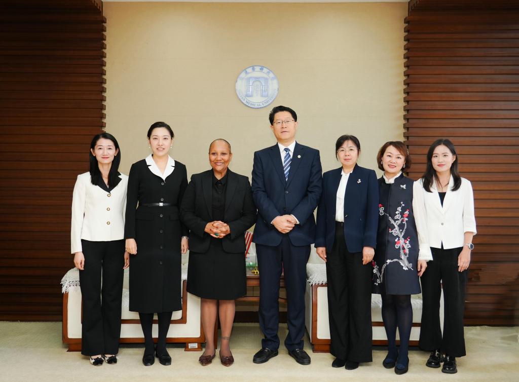 美国班尼迪克大学副校长Julie Dockery博士访问我校
