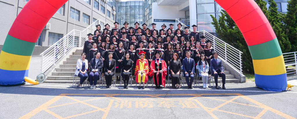 大连医科大学与美国班尼迪克大学2025届公共卫生硕士毕业典礼暨学位授予...